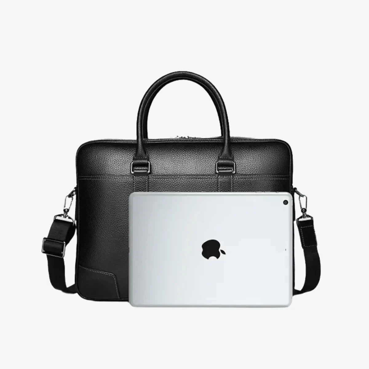 Homme portant un porte-documents noir en cuir avec bandoulière