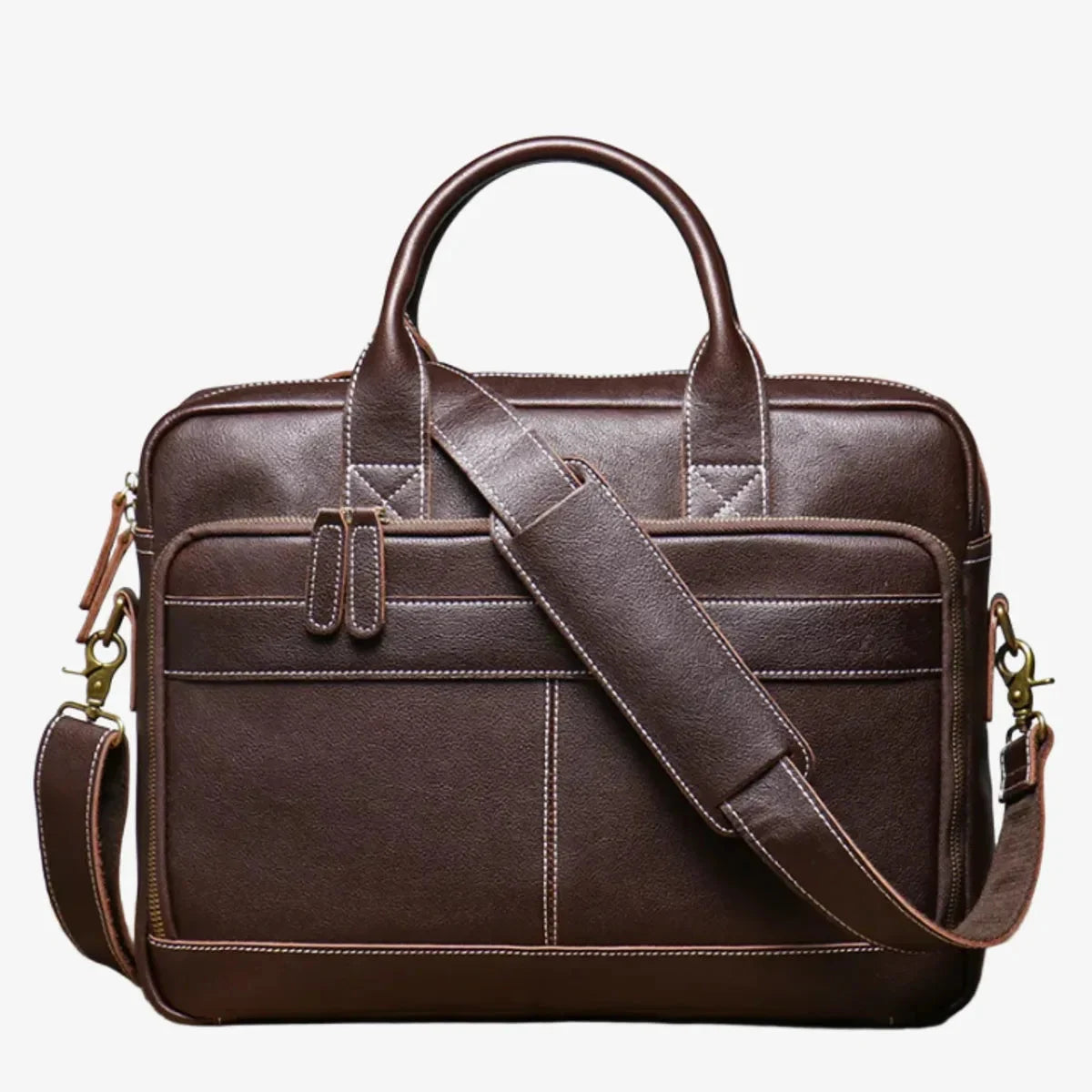 Détail mousqueton en métal et couture sur bandoulière cuir marron