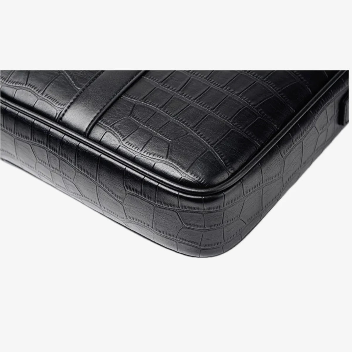 Détail du coin en cuir avec motif crocodile du sac