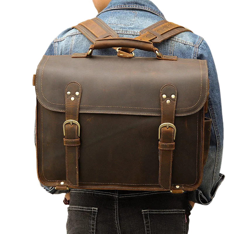 Sacoche en cuir brun sur le dos d'un homme, vue de côté avec bandoulière visible