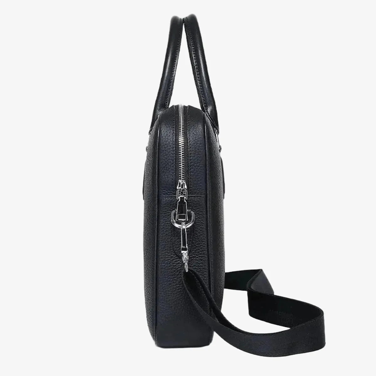 Porte-documents en cuir noir vu de profil avec fermeture éclair et bandoulière ajustée