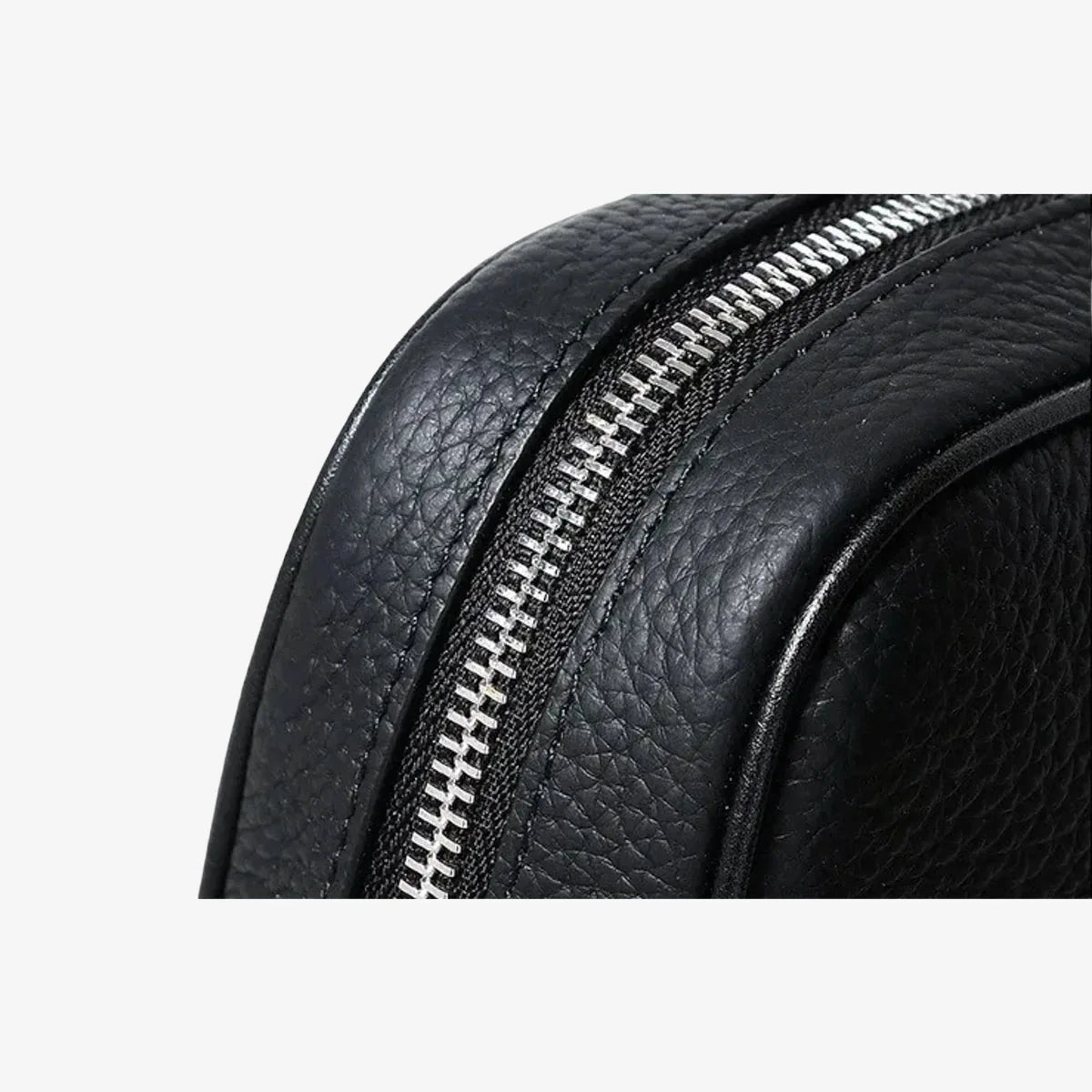 Détail du zip en métal argenté sur le cuir de vachette noir du porte-documents