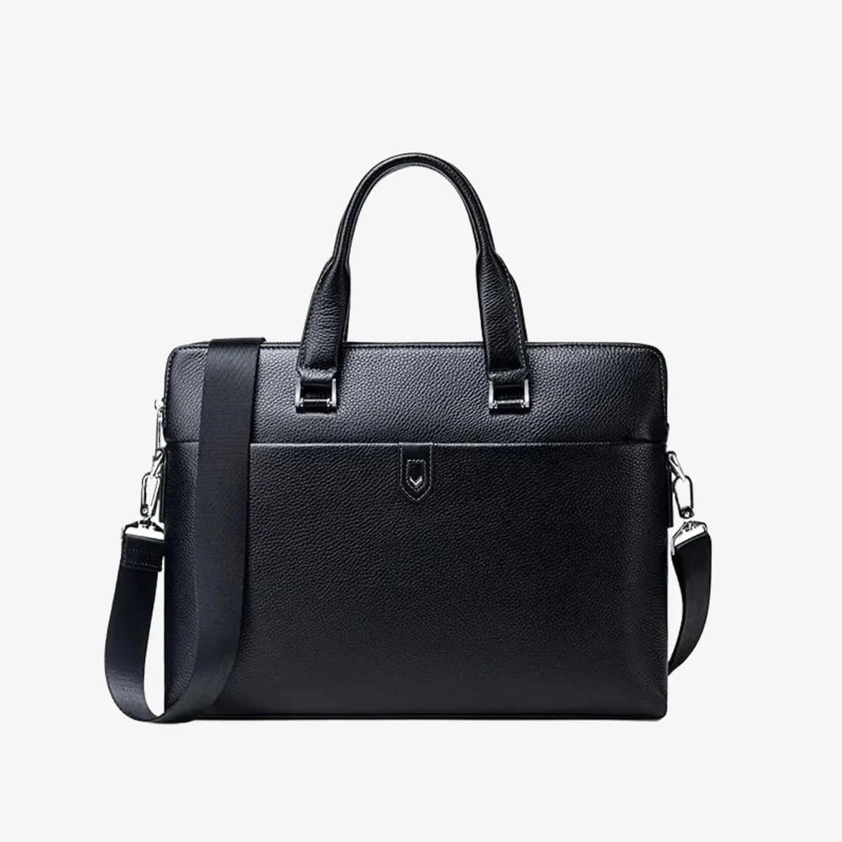 Porte-documents en cuir grain litchi noir vu de face avec poignées et bandoulière