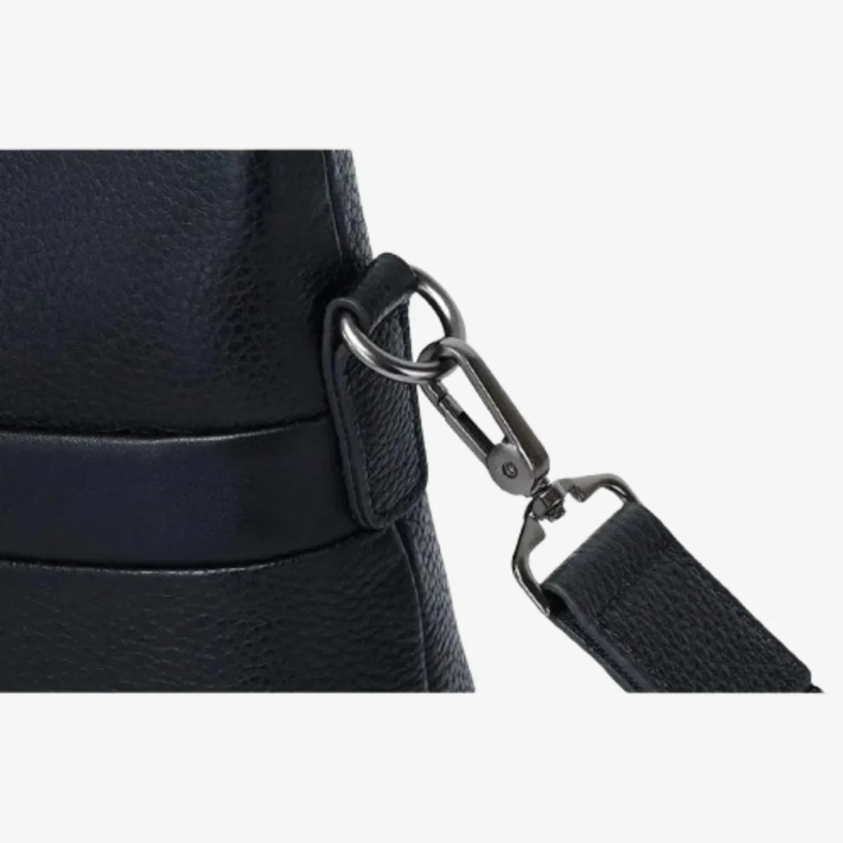 Détail du fermoir en métal sur la bandoulière du porte-documents en cuir