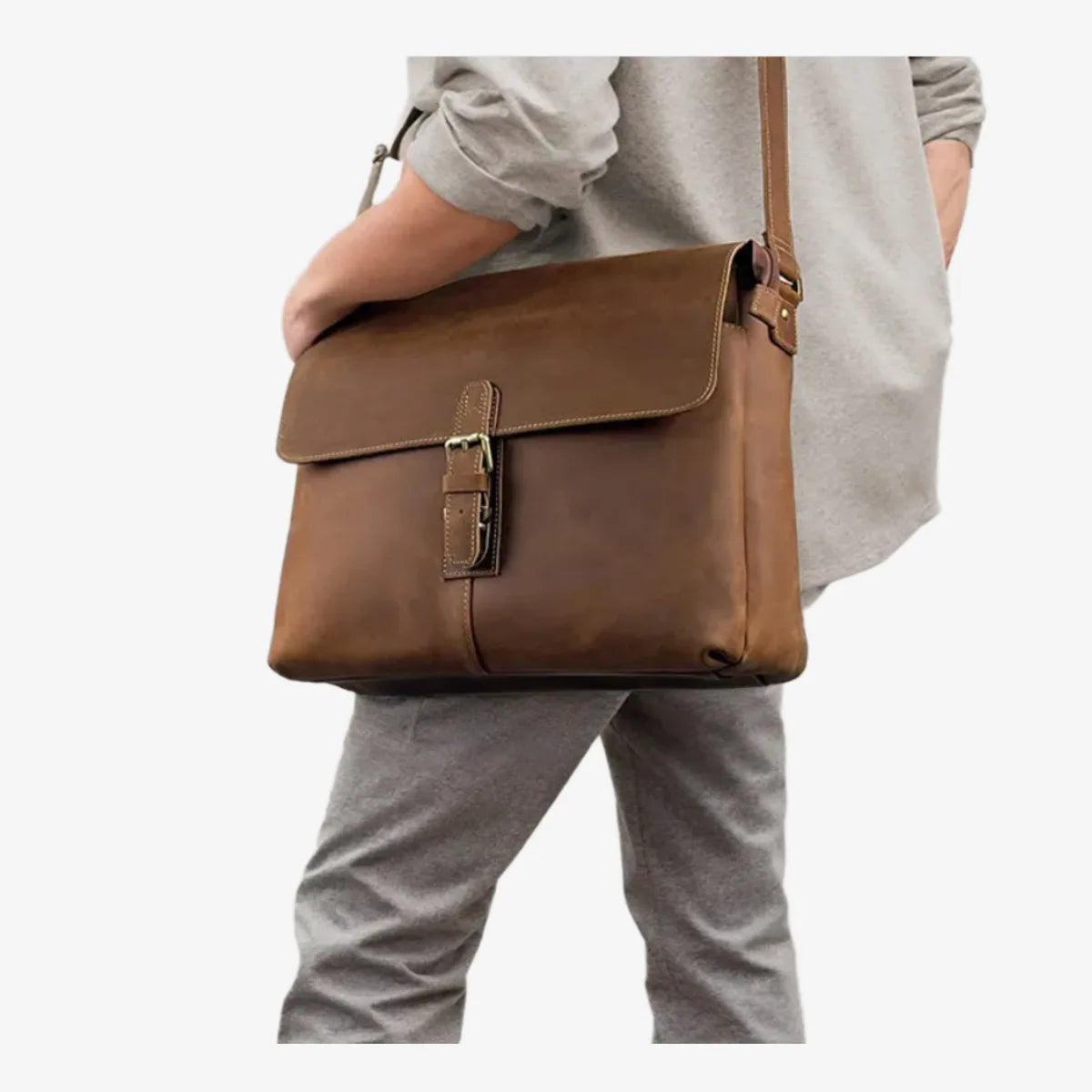 Porte-documents en cuir marron porté en bandoulière avec fermeture à boucle visible