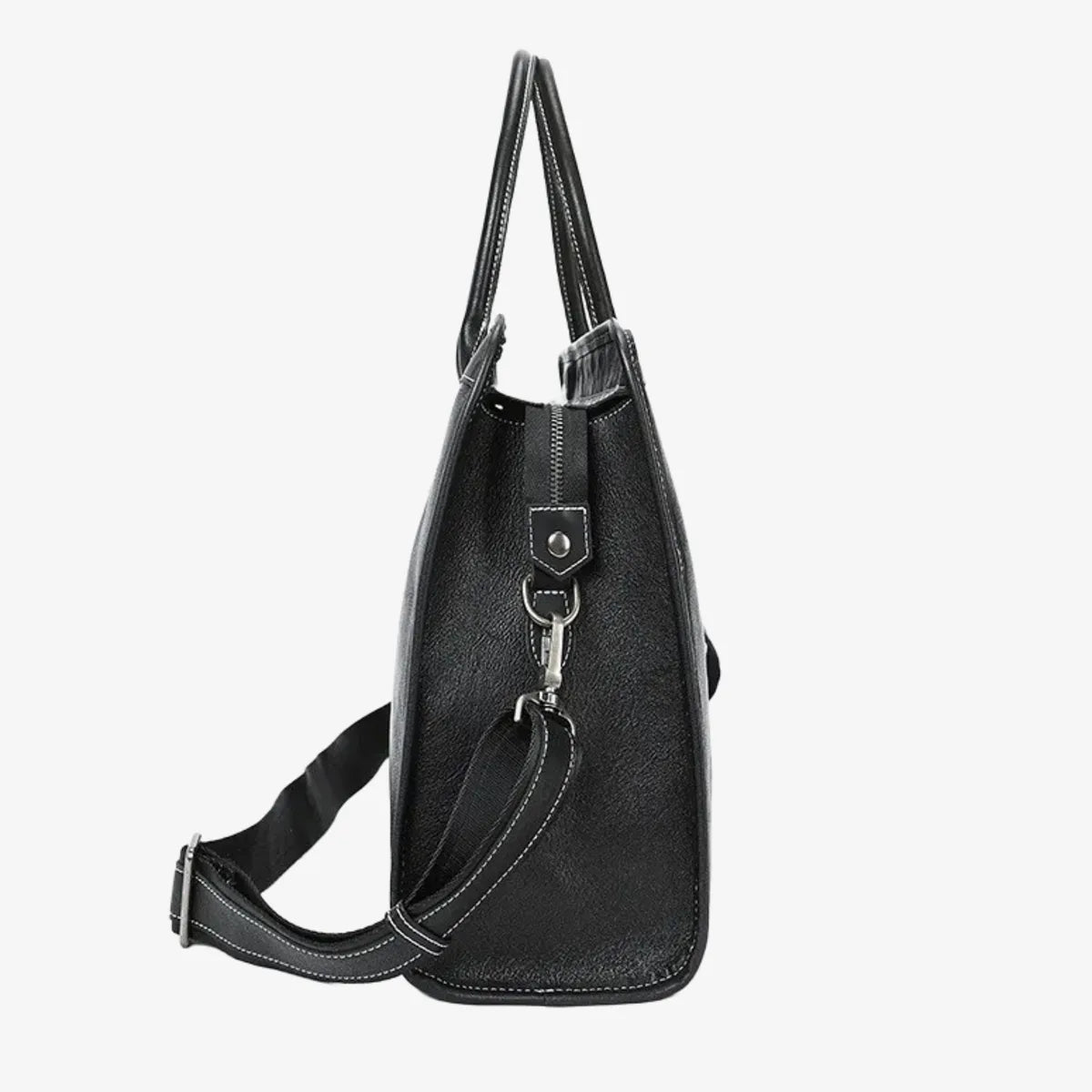 Porte-documents en cuir noir vu de côté avec bandoulière et détails de couture