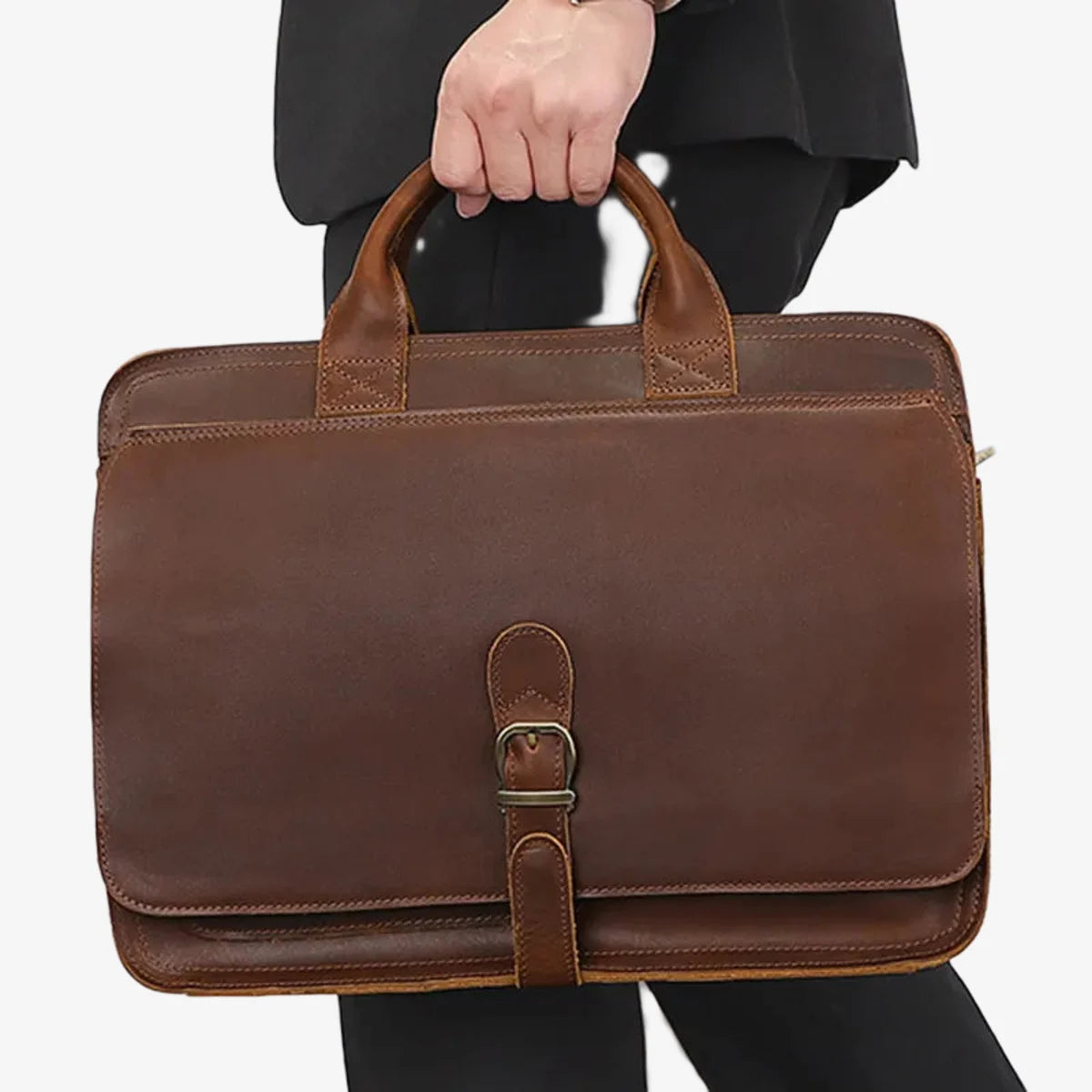 Porte-documents en cuir marron tenu à la main avec détails du fermoir visible