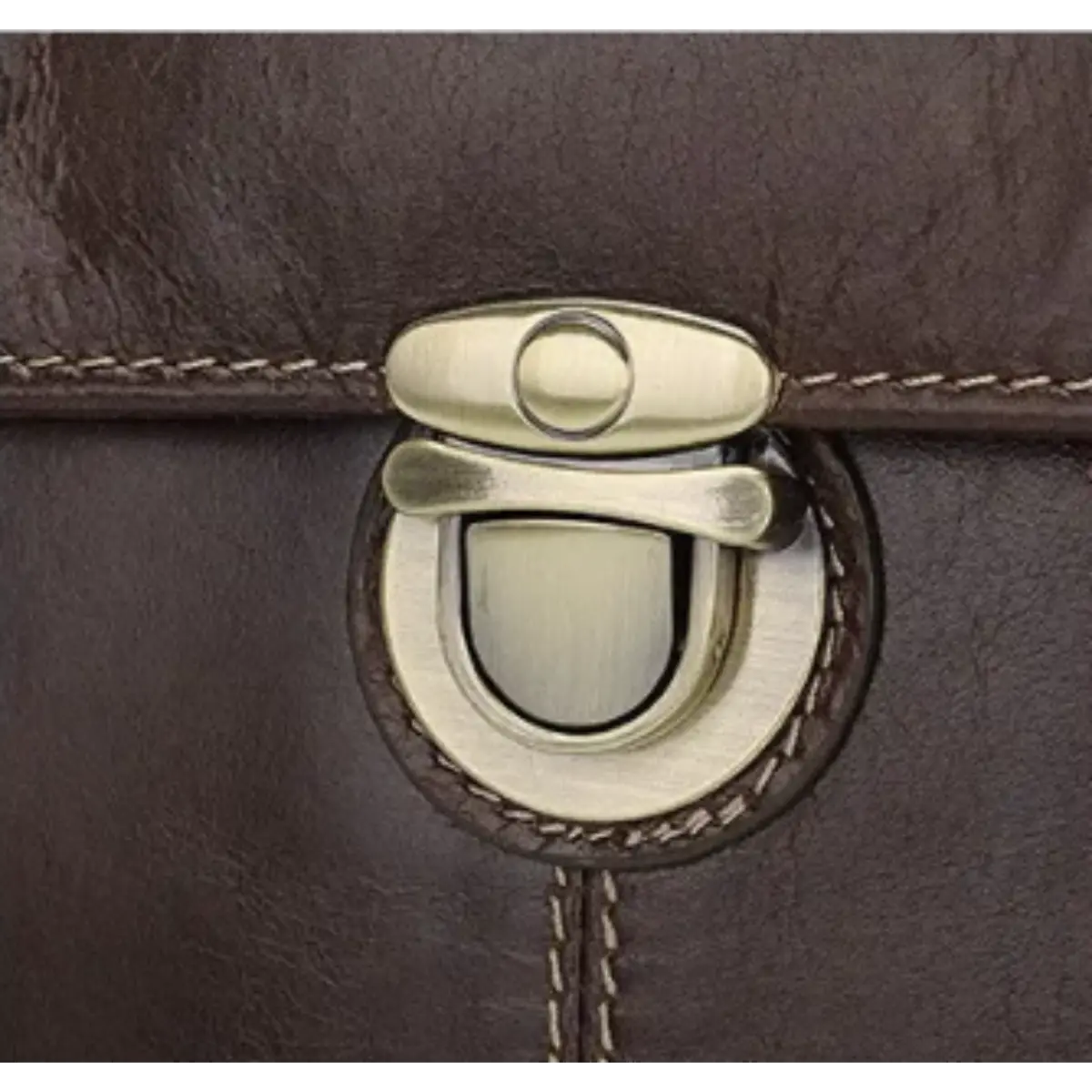 Détail du fermoir en métal doré sur le porte-documents en cuir vachette