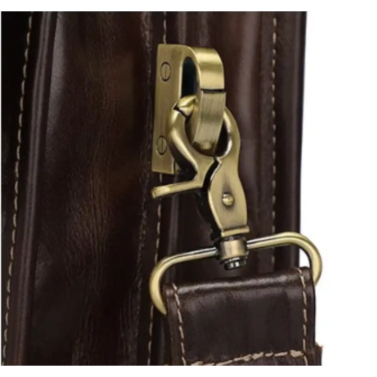 Détail du fermoir métallique sur la bandoulière du porte-documents en cuir