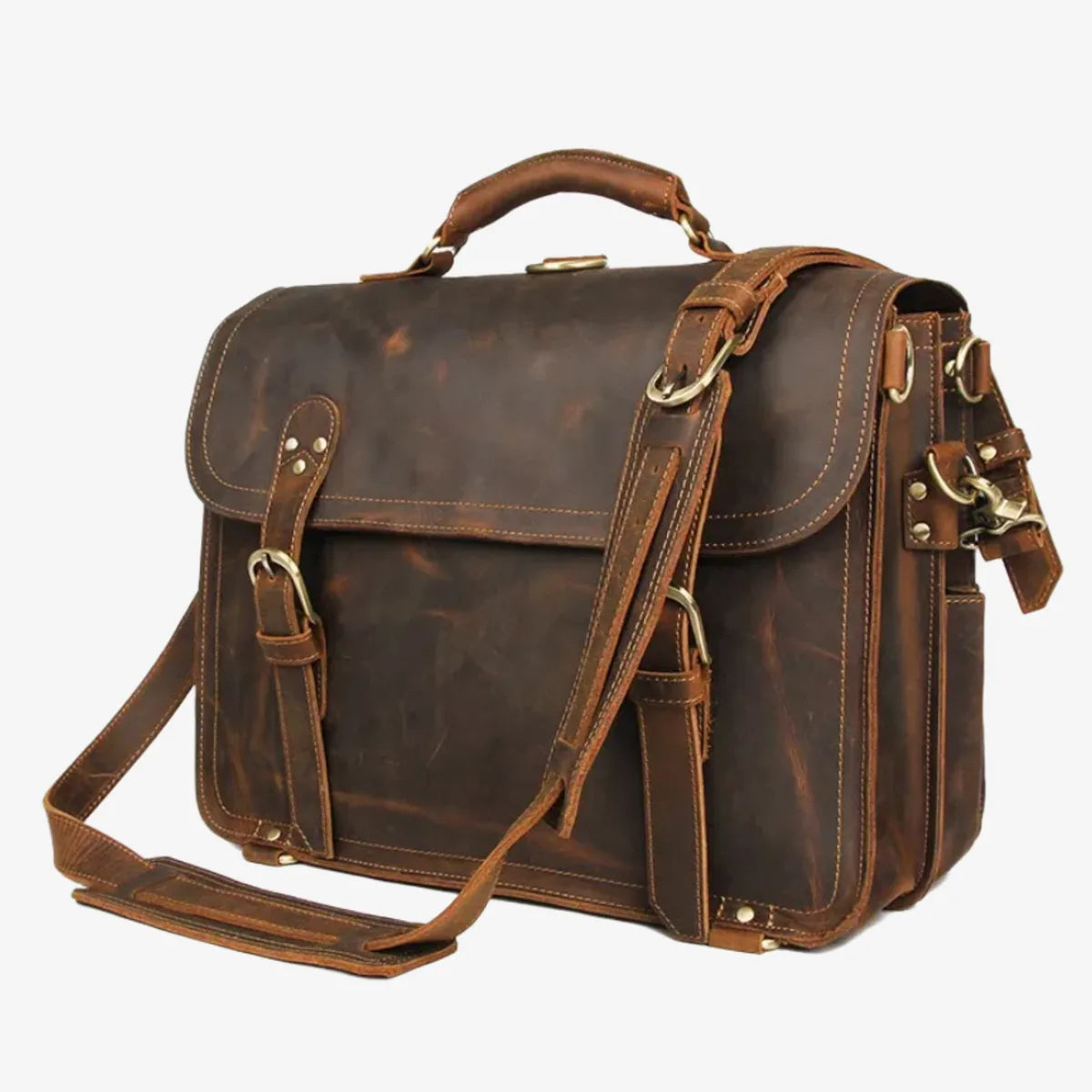 Sacoche en cuir marron vue de côté avec bandoulière ajustable et fermetures métalliques